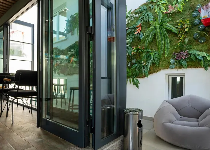 F&m 2 * טיראנה